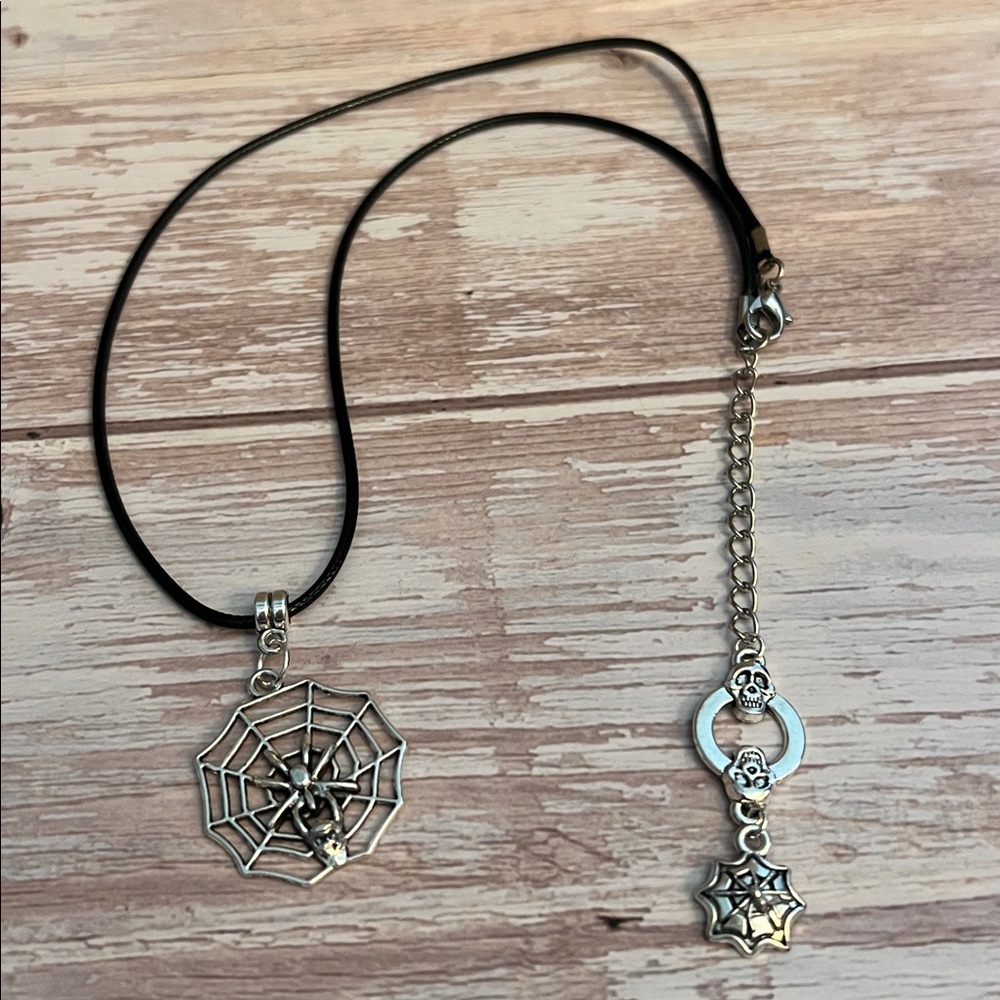 NWT Spider Web Pendant Necklace - Picture 5 of 12